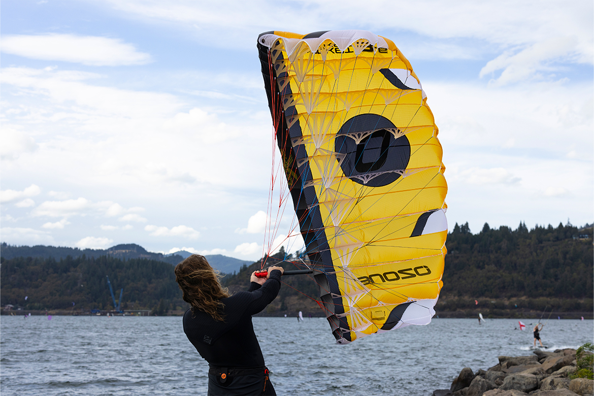 Parawing Ozone Pocket Rocket V2 Ultra-X, détail de la barre carbone et du bridage